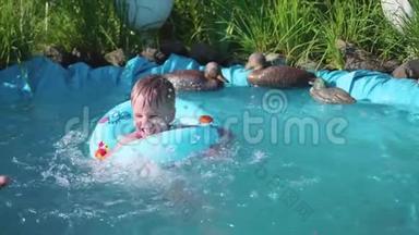这个男孩正在一个小池塘里游泳。 这个孩子在炎热的夏日里享受清凉的水。 快乐的童年。 花和草